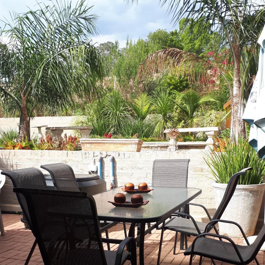 Flametree Guesthouse สเวลเลนดาม ภายนอก รูปภาพ